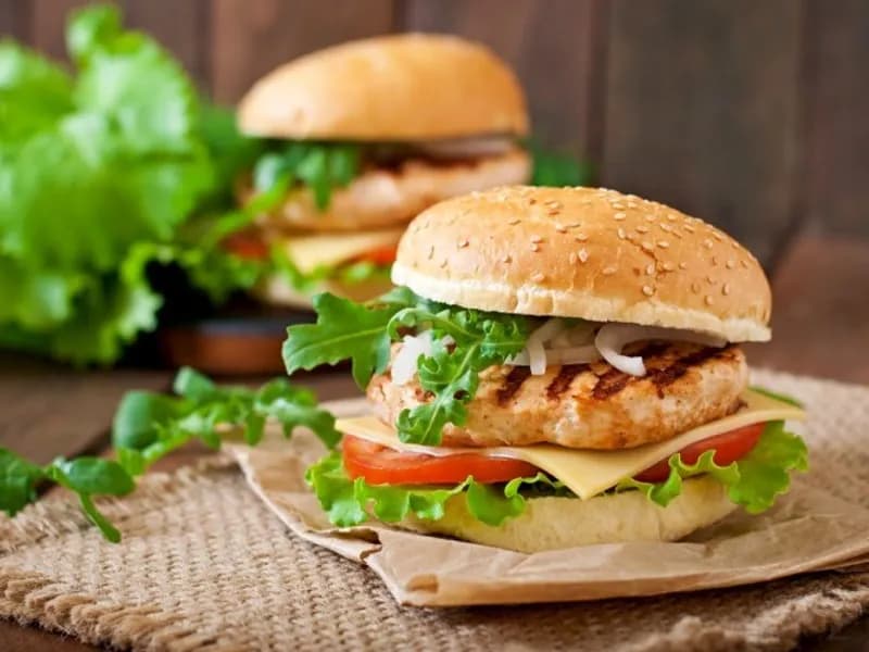 Grilled chicken burger... light and delicious like no other! 🍗✨